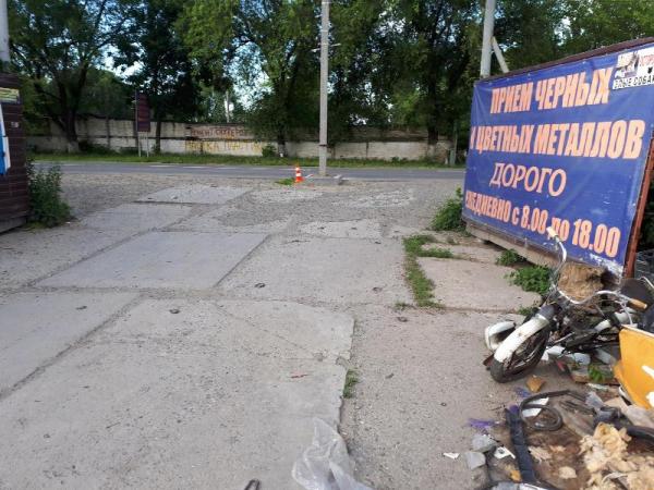 В Невинномысске мопед наехал на бордюр, пострадал мужчина